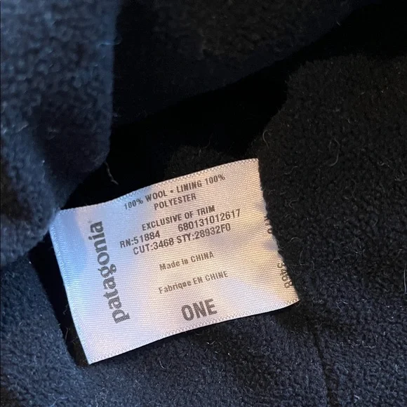 Patagonia unisex Navy and White Pom Pom winter hat - Picture 6 of 6